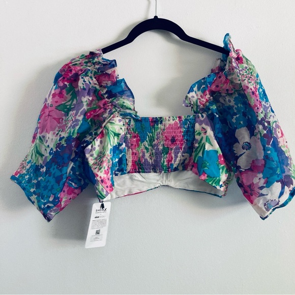 Beautiful Floral Cropped Blouse - Picture 3 of 7